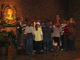 Das Gnadenbild: Pfr. Stefan Buß mit Kindern beim Familiengottesdienst